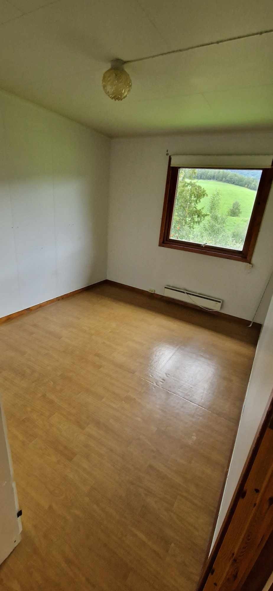 1.etg - Stort soverom med god plass til dobbeltseng. Det er også godt med skapplass Galleribilde