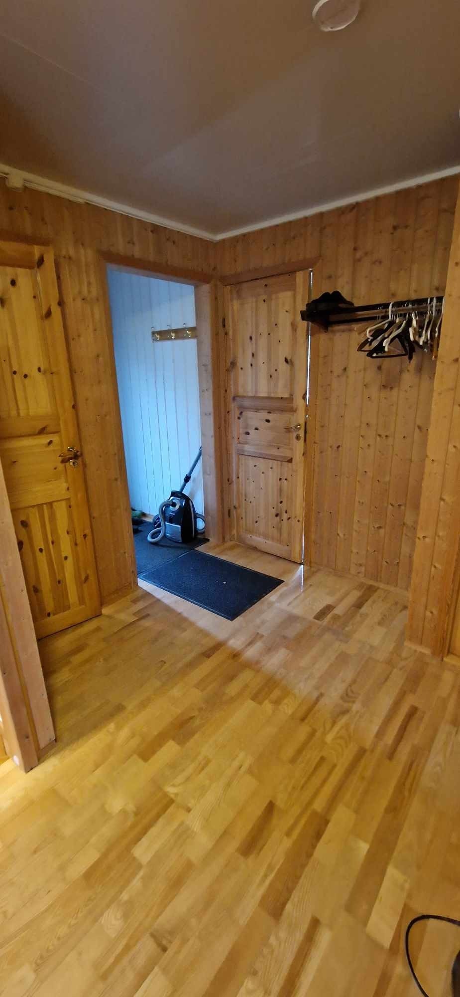 1.etg. - gang/vindfang. toalett til venstre og soverom til høyre Galleribilde