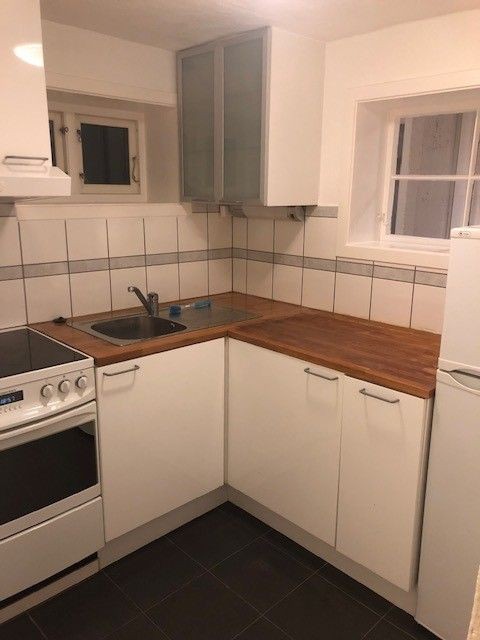 Kjøkken, et skap er fjernet for å legge til oppvaskmaskin. Galleribilde