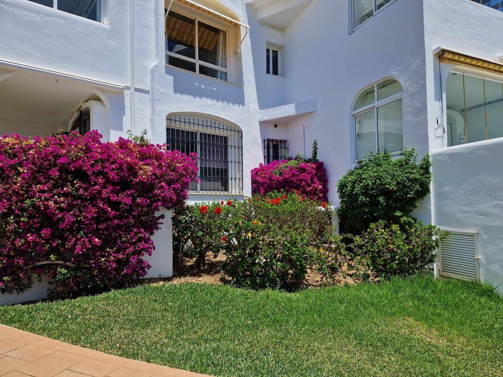 Det er terrassen til høyre som hører til leiligheten. Galleribilde