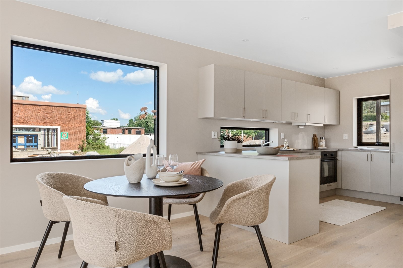 Ved spisestuen har man en fin plass for spisegruppen, ved stort vindu med mye lysinnslipp. Galleribilde