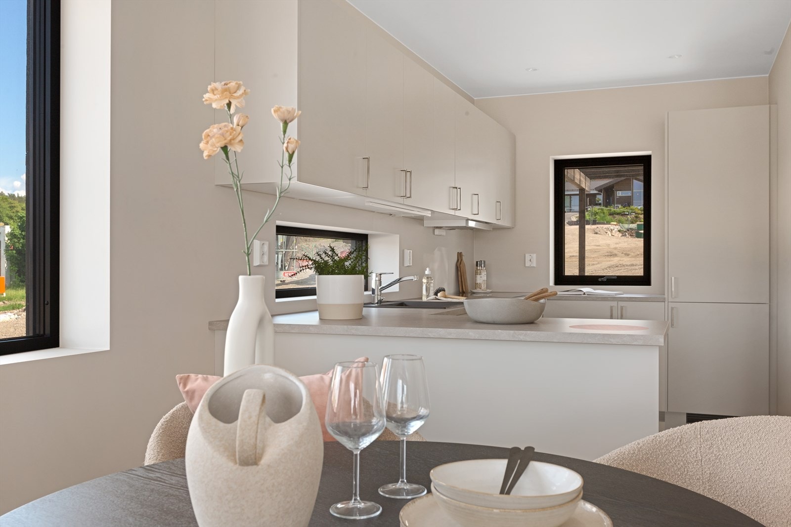 Kjøkkeninnredningen er fra STRAI med integrerte hvitevarer, i delvis åpen løsning til spisestue. Galleribilde