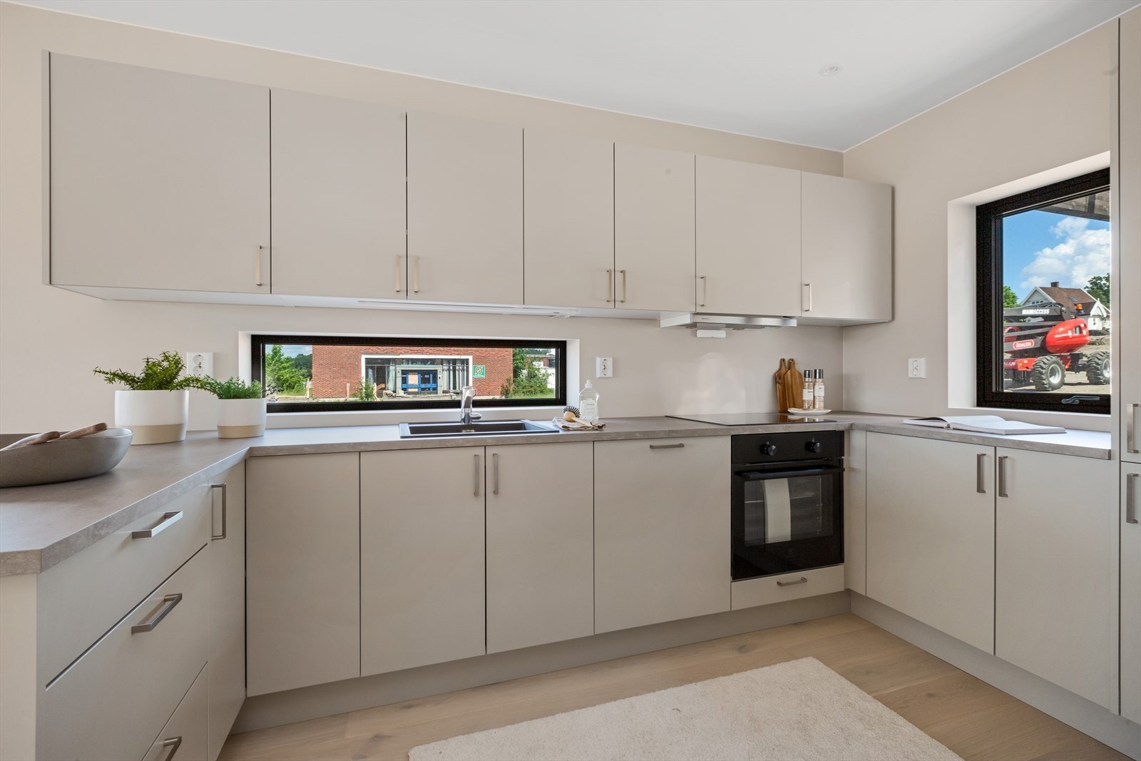 Det leveres kjøkkeninnredning fra Strai av kjøkkentype Tromsø. Det er benkeplate i laminert utførelse og integrerte hvitevarer fra Elektrolux (oppvaskmaskin, platetopp, stekeovn og kombiskap). Galleribilde