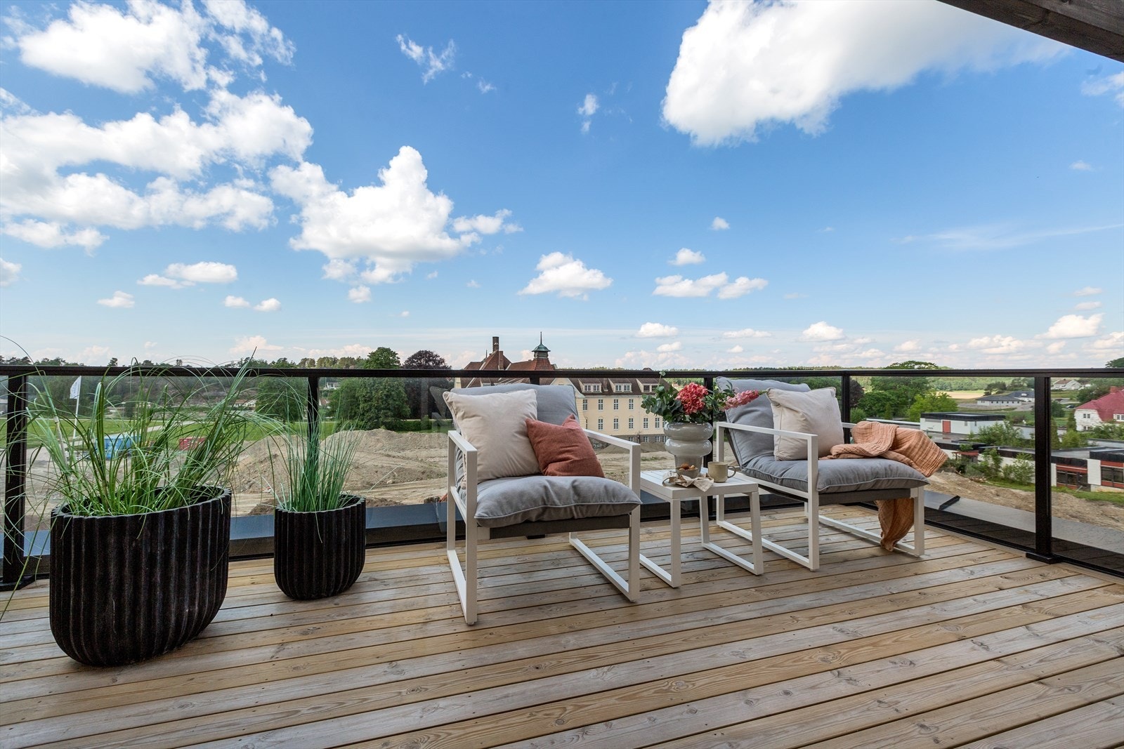 Flott og luftig utsikt fra vestvendt takterrasse! Galleribilde