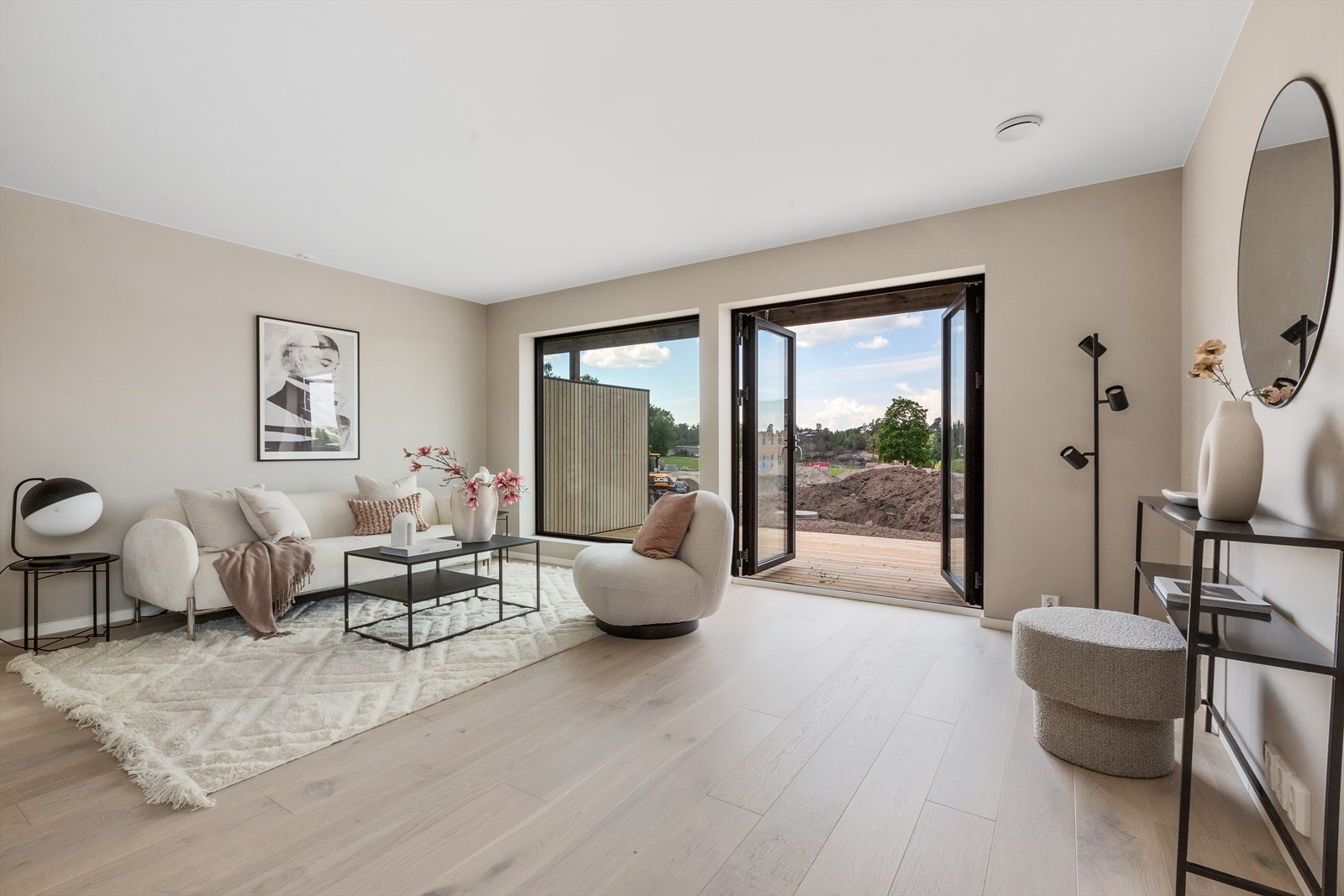 Boligen har en gjennomtenkt planløsning og private hager og skjermede uteplasser. Galleribilde