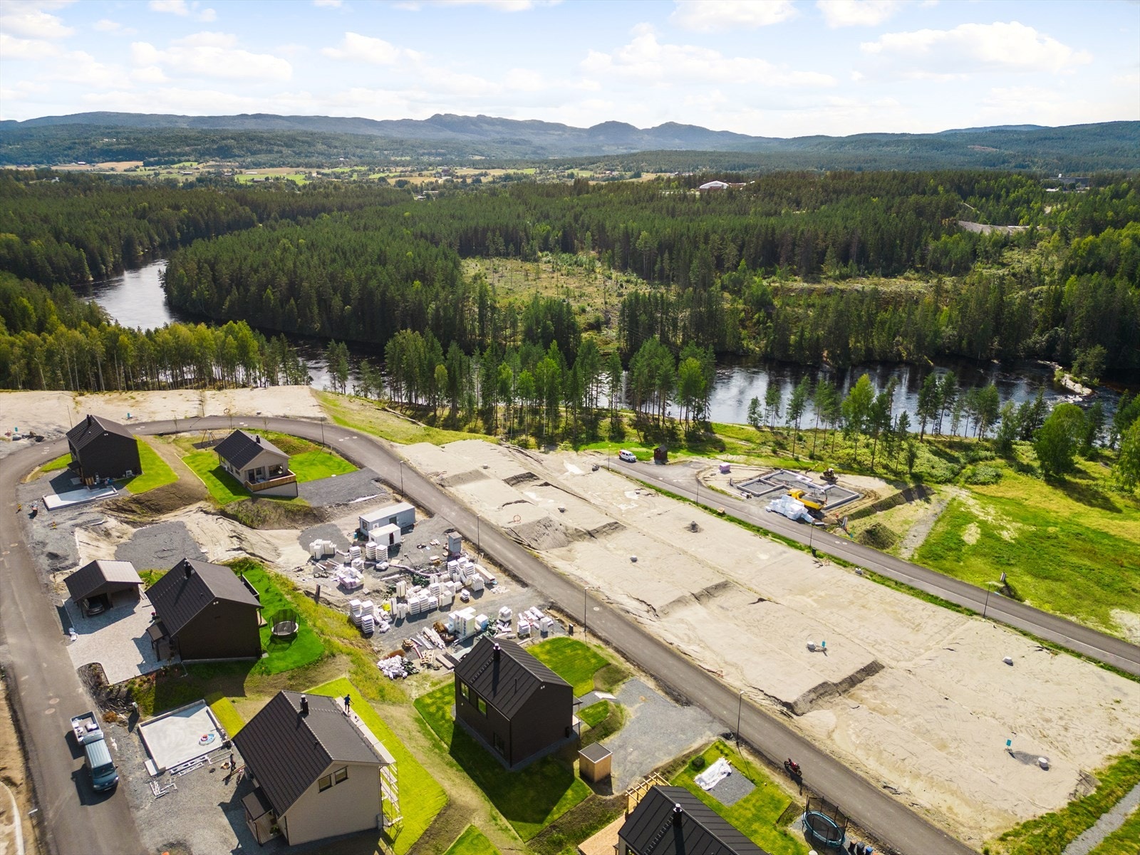 Faktiske bilder fra det nye boligfeltet i solrike Lågenlia! 7 av 10 bolighus er allerede flyttet inn i og tatt i bruk! Galleribilde