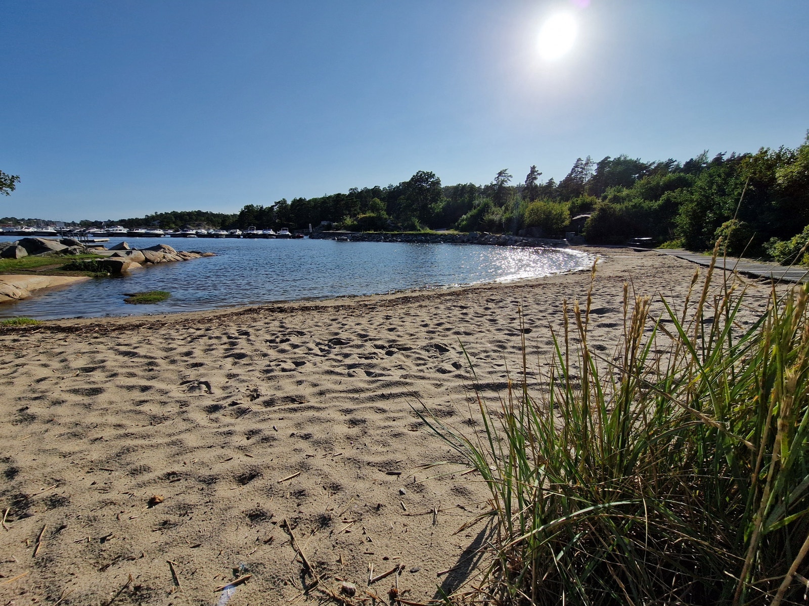 Strand 200-300 meter fra tomtene Galleribilde