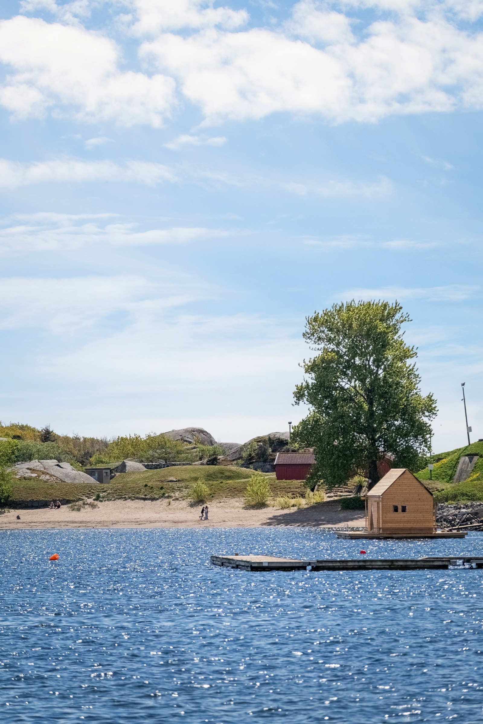 Det er flere flotte badestrender i Stavern Galleribilde