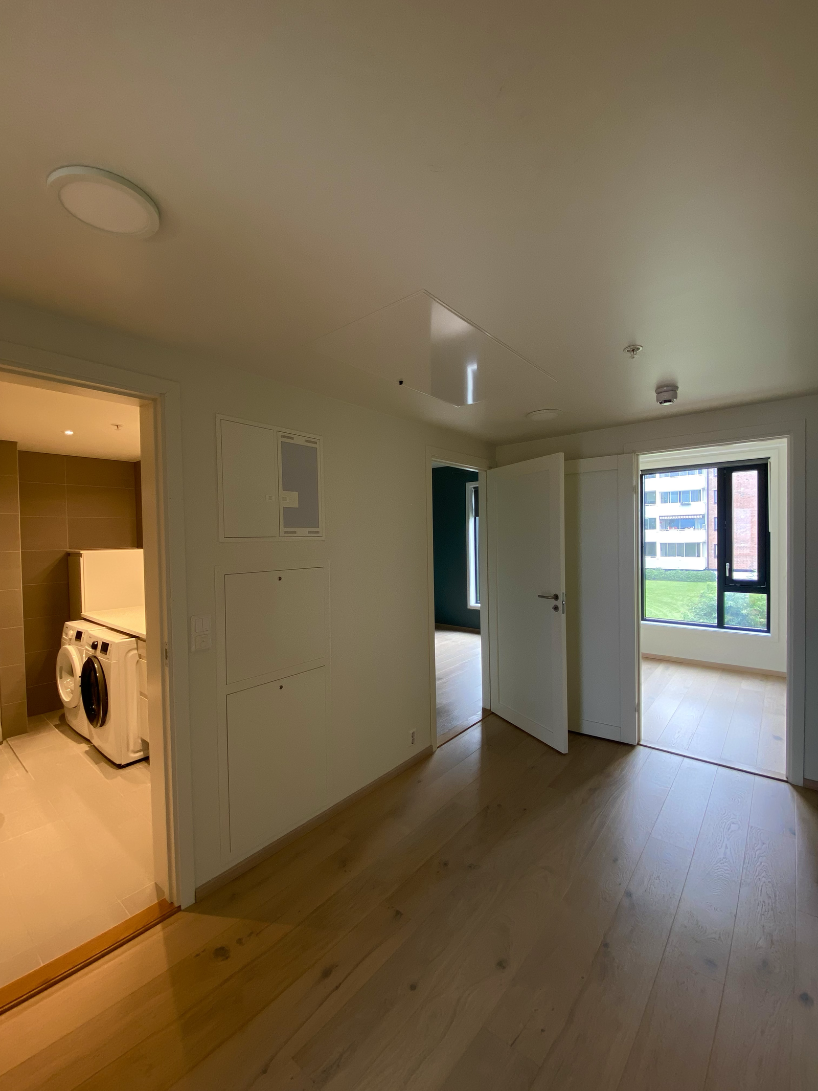 Bilde av gangen som fører inn til bad og soverom fra stuen Galleribilde