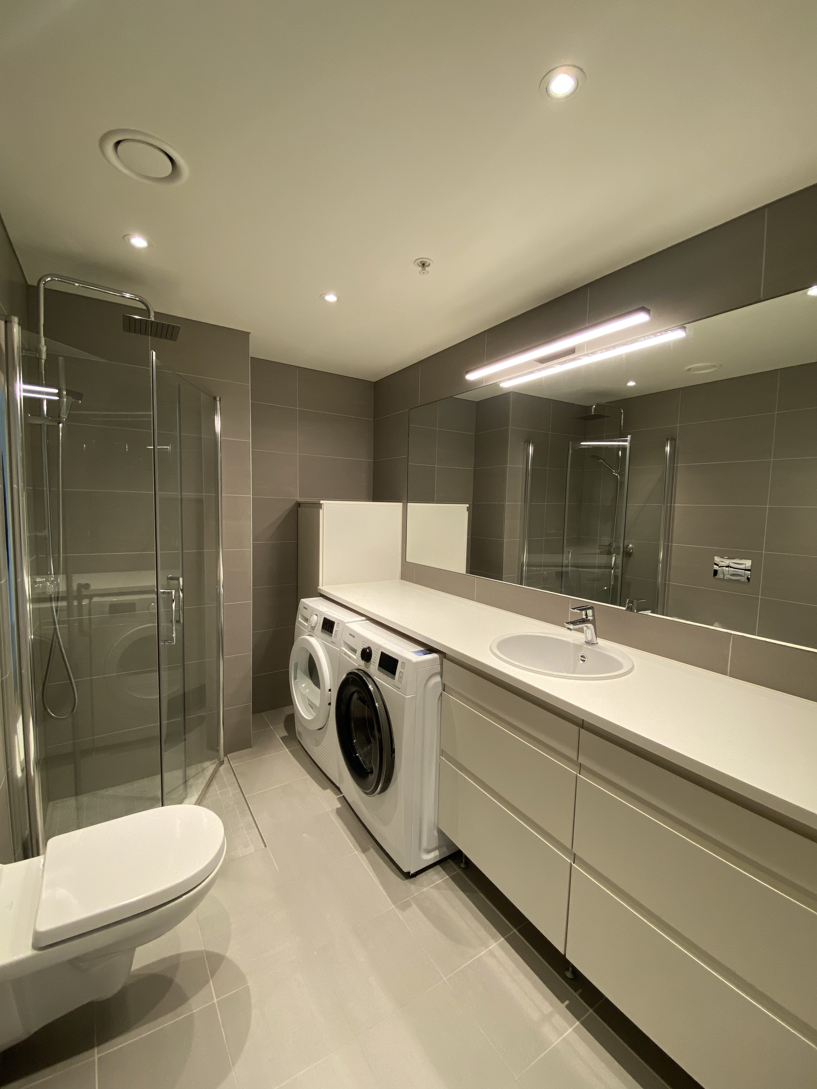 Bad medfølgende vaskemaskin og tørketrommel Galleribilde