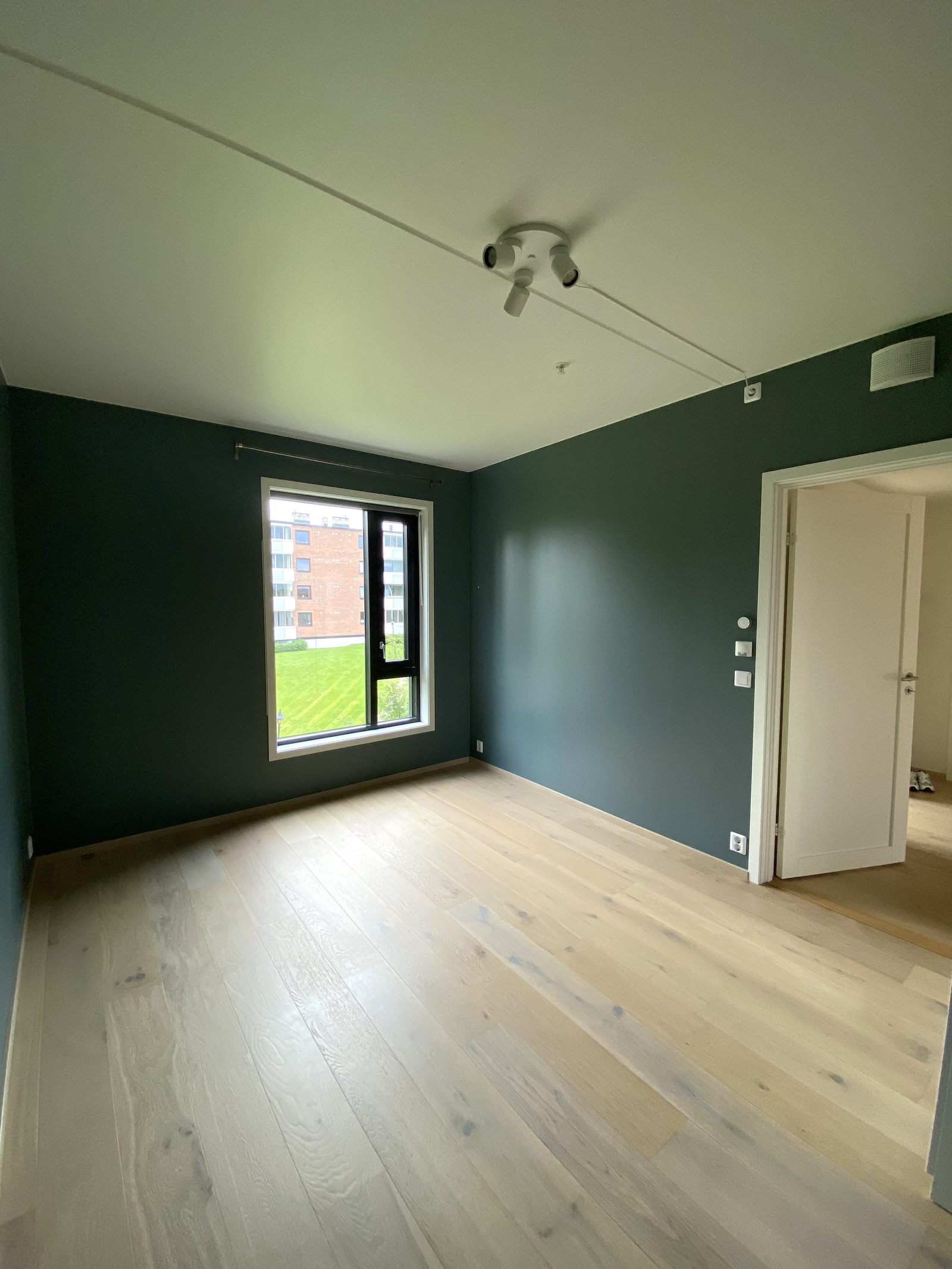 Hovedsoverom med manuell rullegardin i vinduet Galleribilde