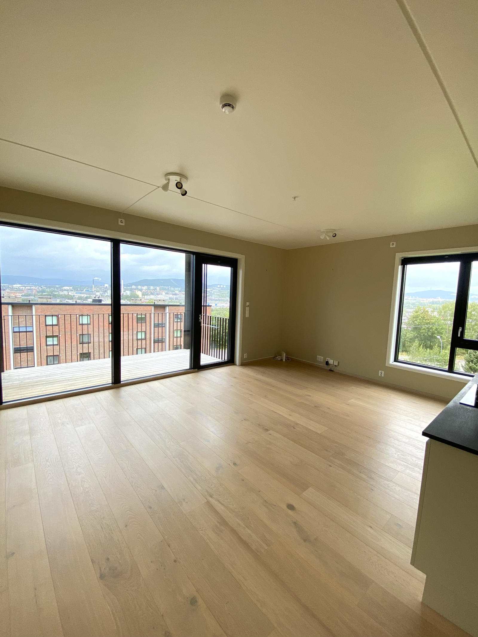 Lys og fin stue med flotte solforhold Galleribilde