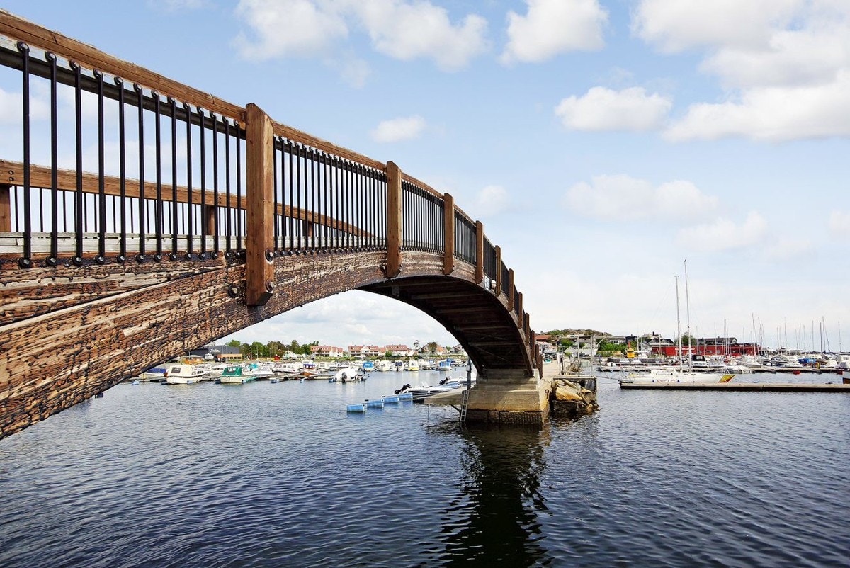 Gangbroen fra Losen over til båthavna Galleribilde