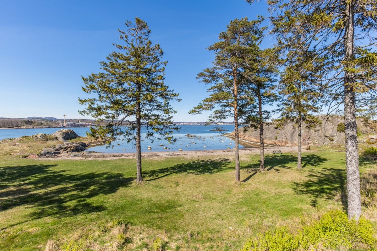 Rett vest for eiendommen ligger Nordstranda - en flott strand med gresslette og langgrunn sandstrand. Galleribilde