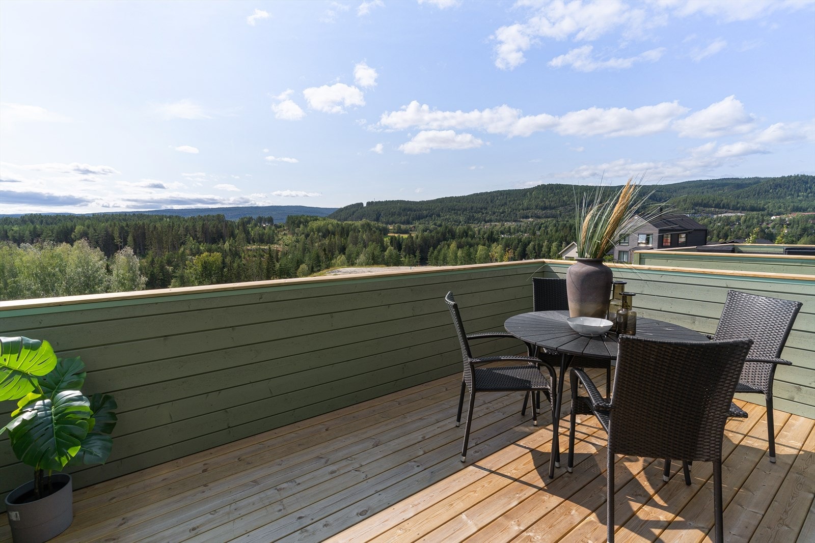Stor og solrik terrasse Galleribilde