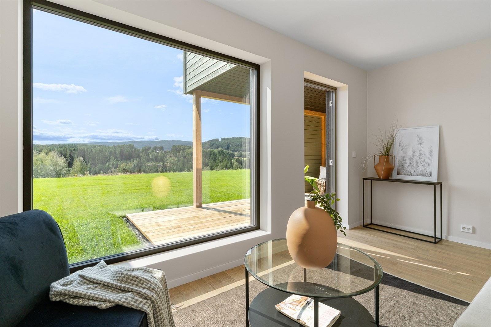 Stue nummer to finner man i 1. etasje med utgang til terrasse/hage Galleribilde