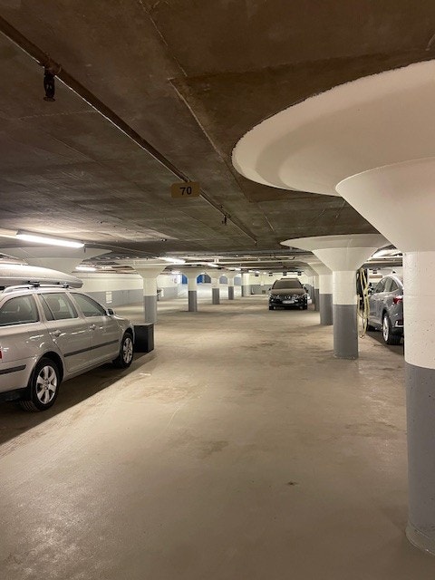 Garasjerommet plan 1 med port bakerst i bilde Galleribilde