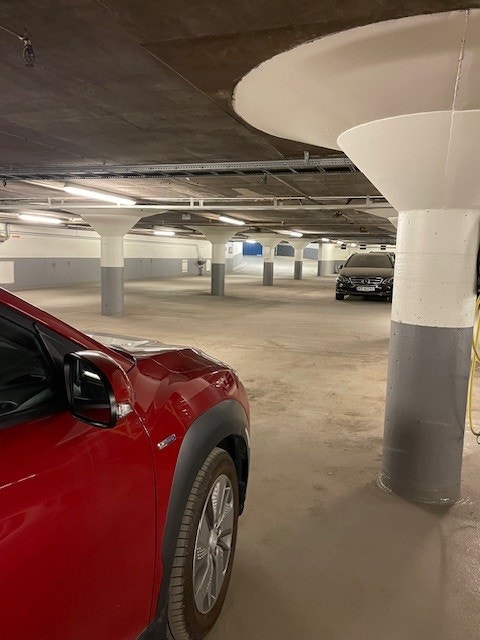 Garasjeplass i forkant med utkjøring bak i bilde. Galleribilde