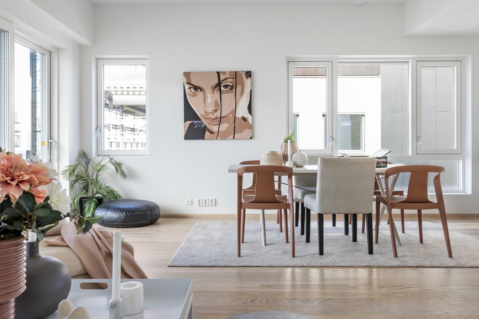 Naturlig lysinnslipp fra tre sider i stue-/kjøkken. Alle bilder er fra en tilsvarende leilighet i prosjektet. Galleribilde