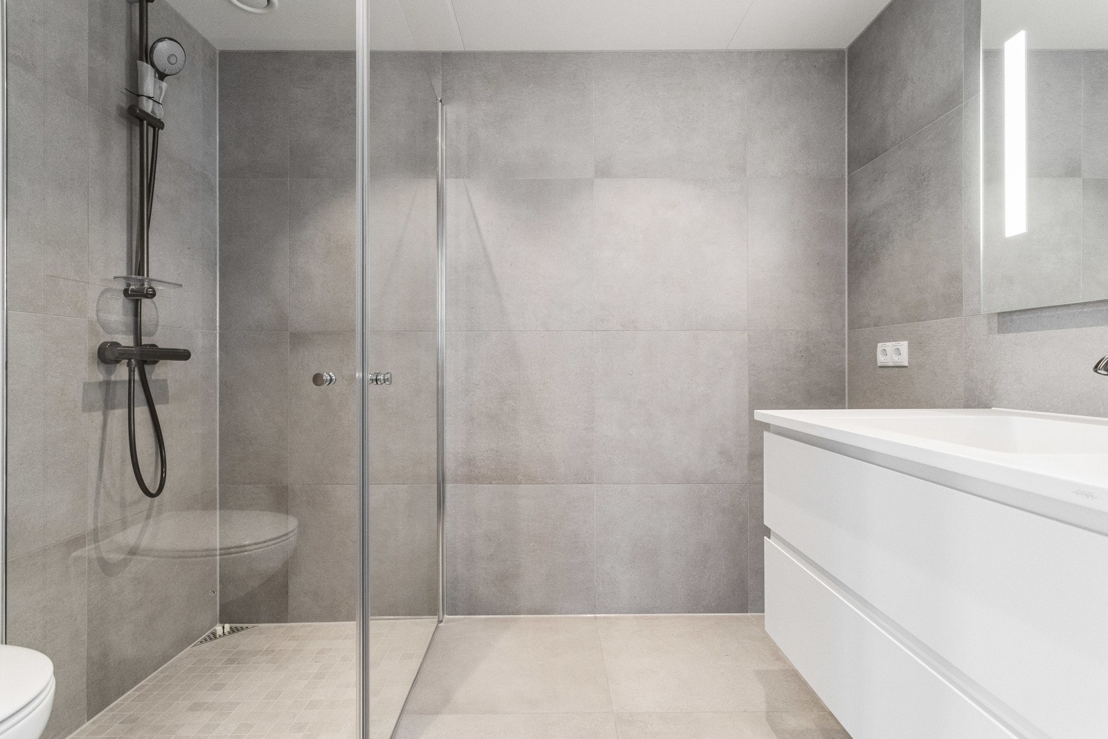 Dette badet er på 4,2 kvm. Alle bilder er fra en tilsvarende leilighet i prosjektet. Galleribilde