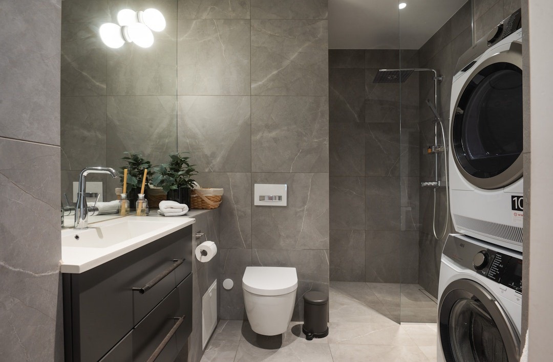 Bad med vaskemaskin og tørketrommel Galleribilde