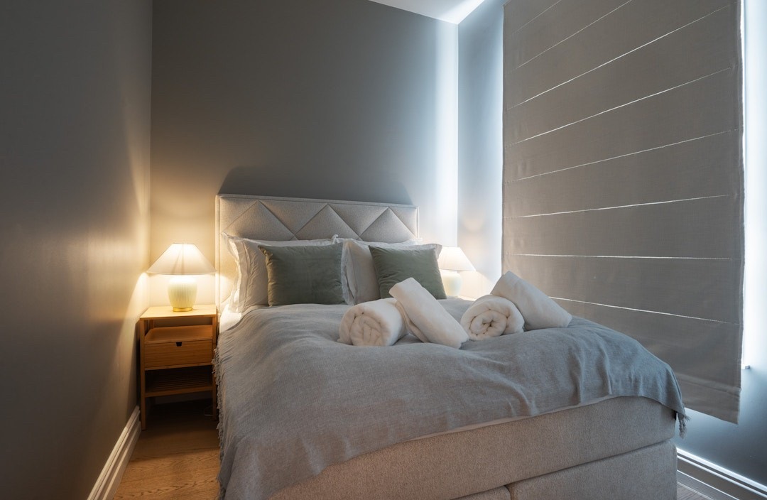 Lystette lift-gardiner på begge soverom Galleribilde