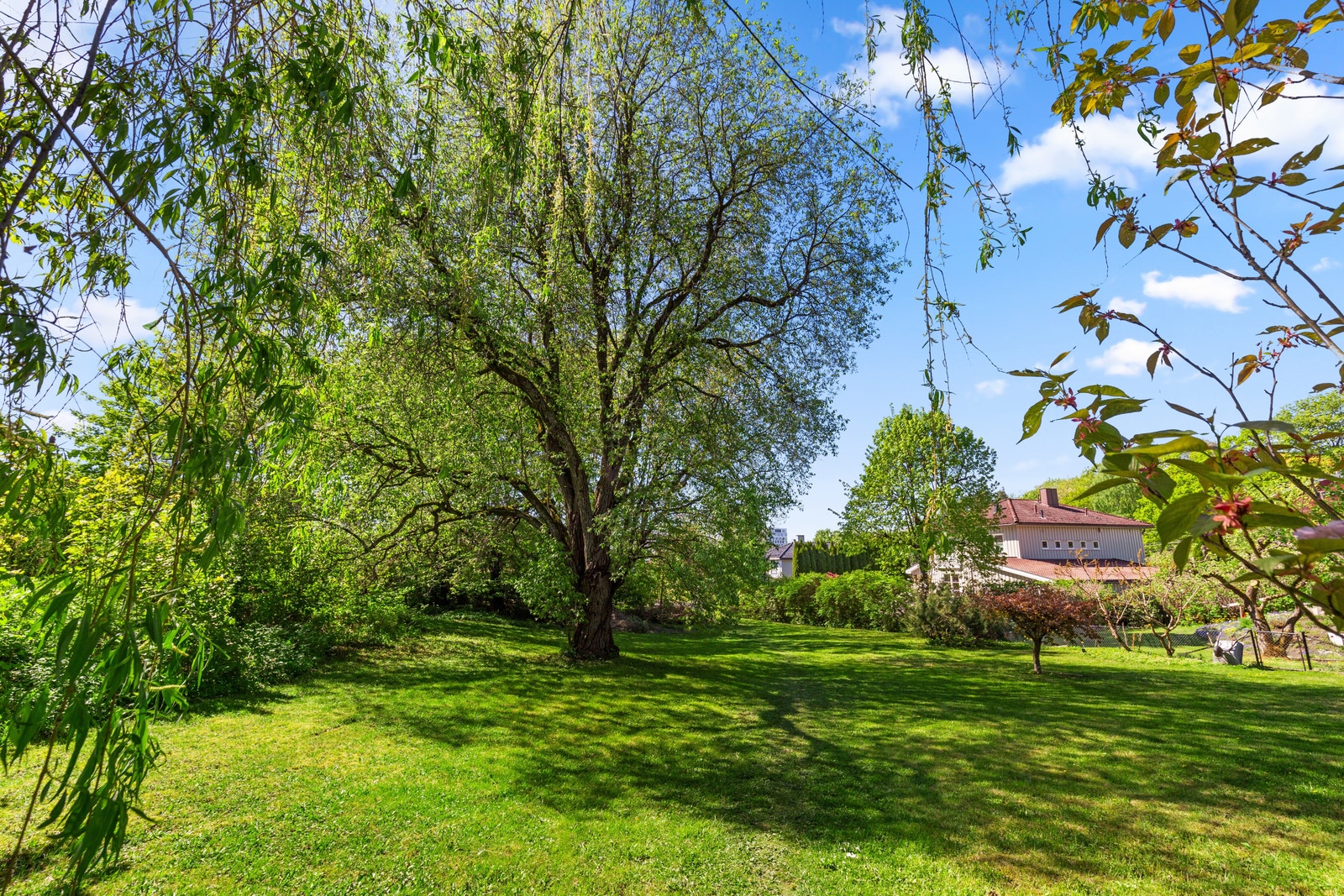 Foran huset er det fellesområde/park som deles med 11 andre hus (i tillegg til hagen) Galleribilde