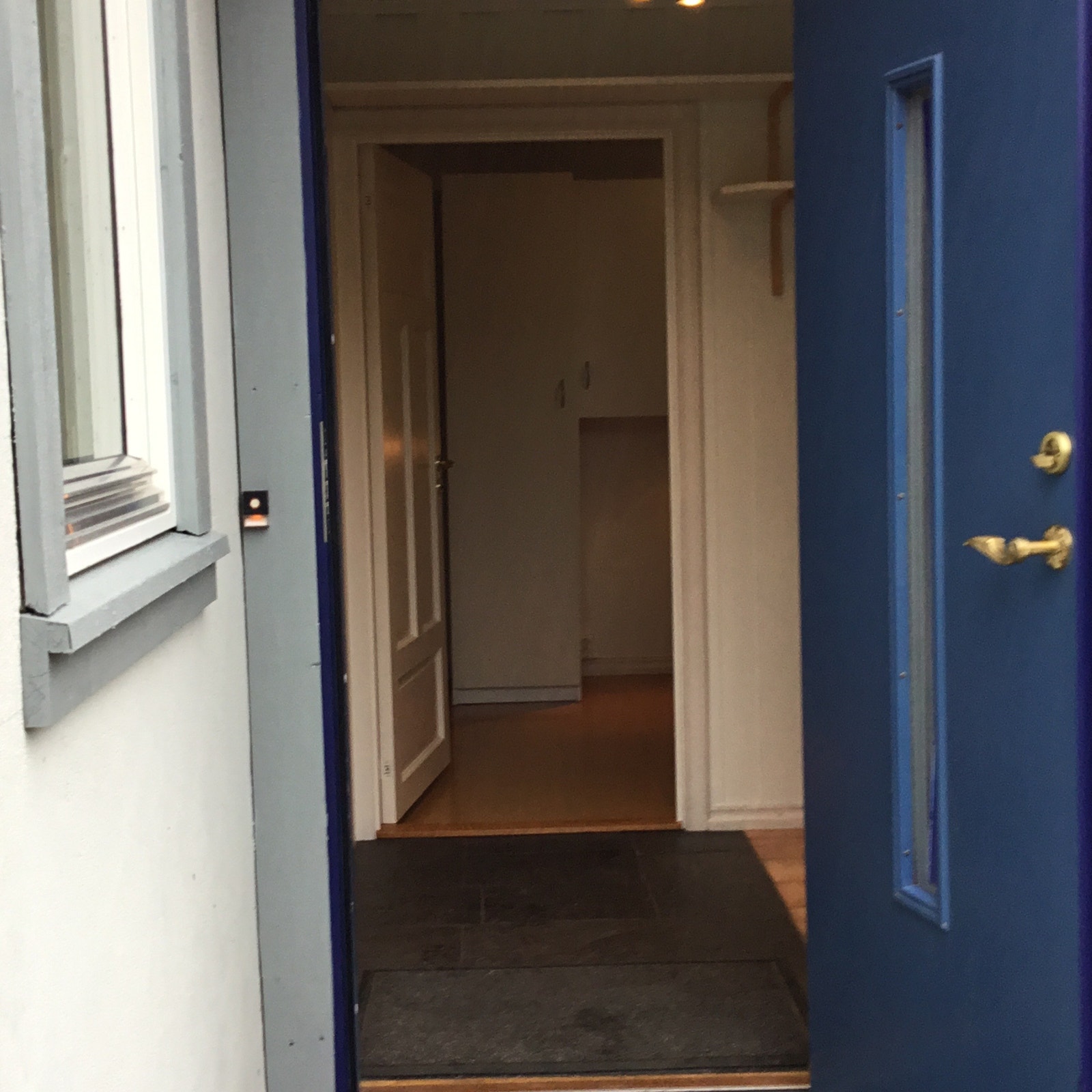 Inngang. Stue/kjøkken til venstre. Soverom 2 rett fram. Galleribilde