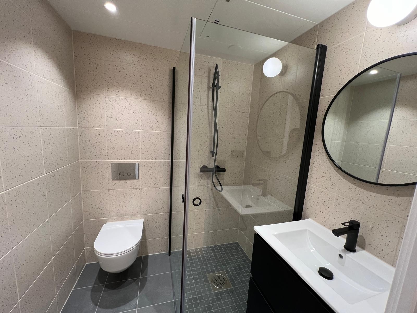 2nd Bathroom Galleribilde