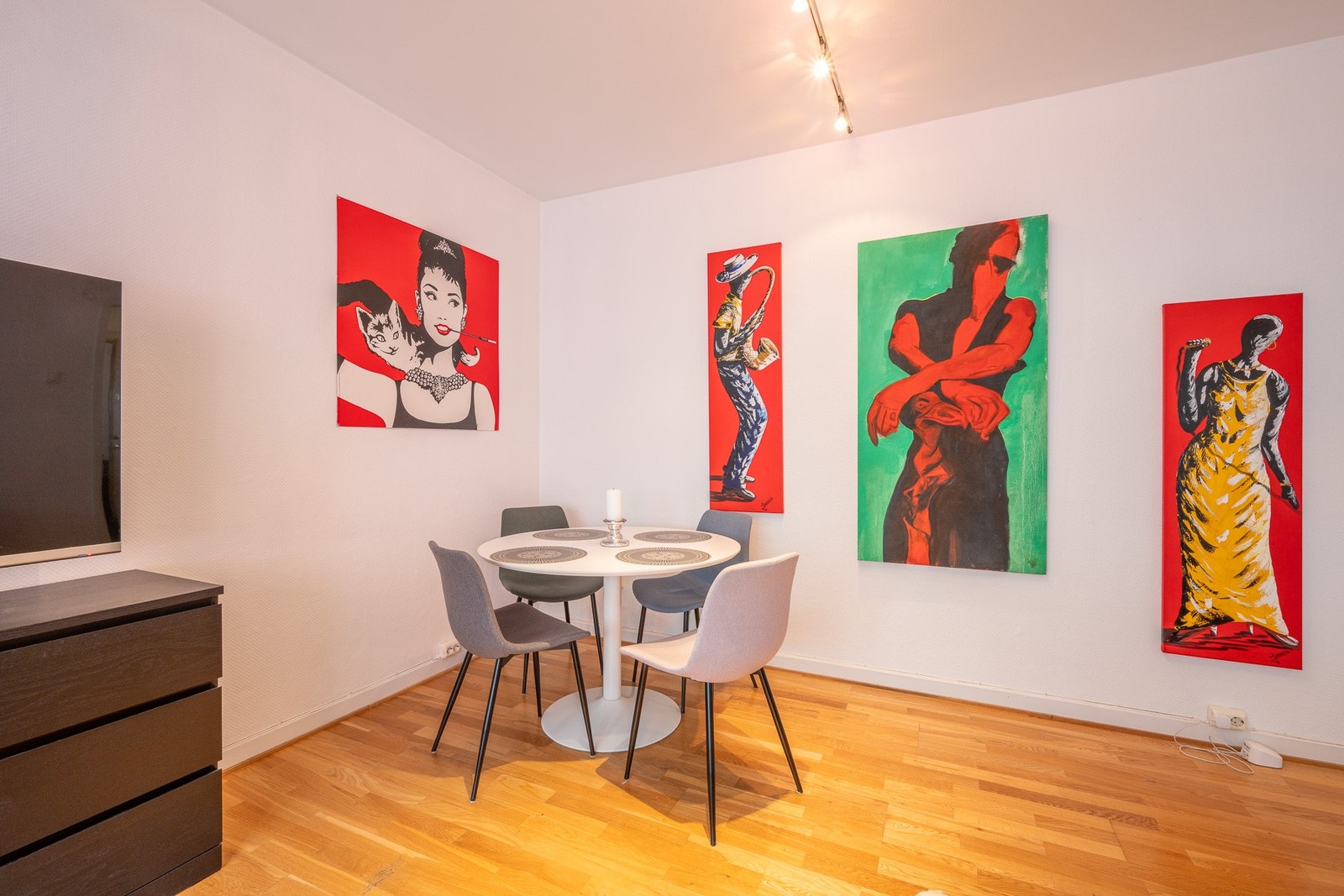 Rundt spisebord med god plass til fire personer Galleribilde