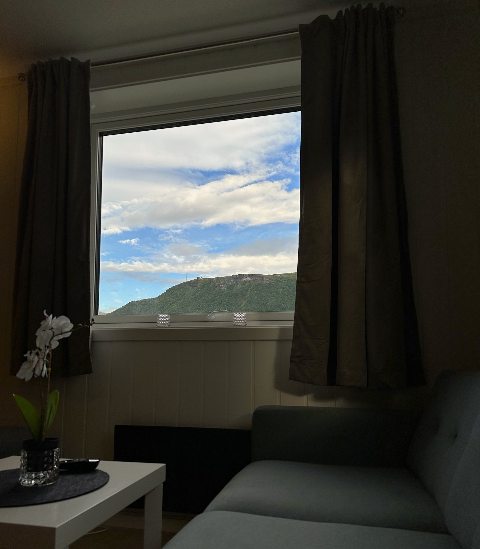 Utsikt fra stue mot Fløya og Fjellheisen Galleribilde