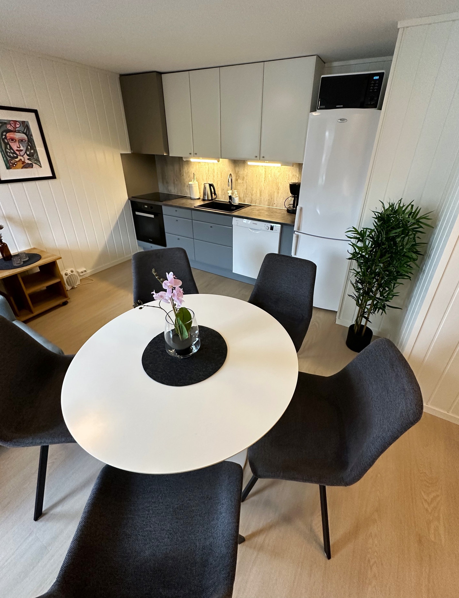 Praktisk spiseområde med flott spisebord og gode stoler Galleribilde