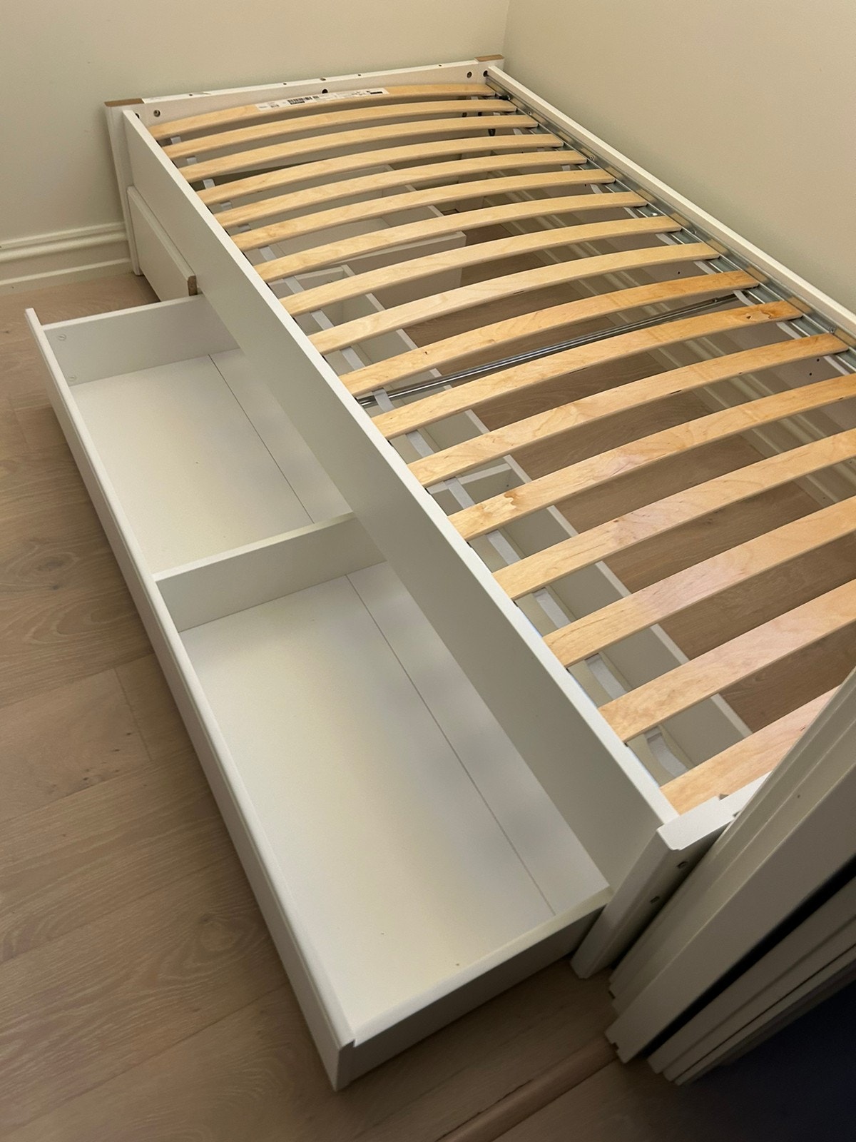 Seng med skuffer Galleribilde