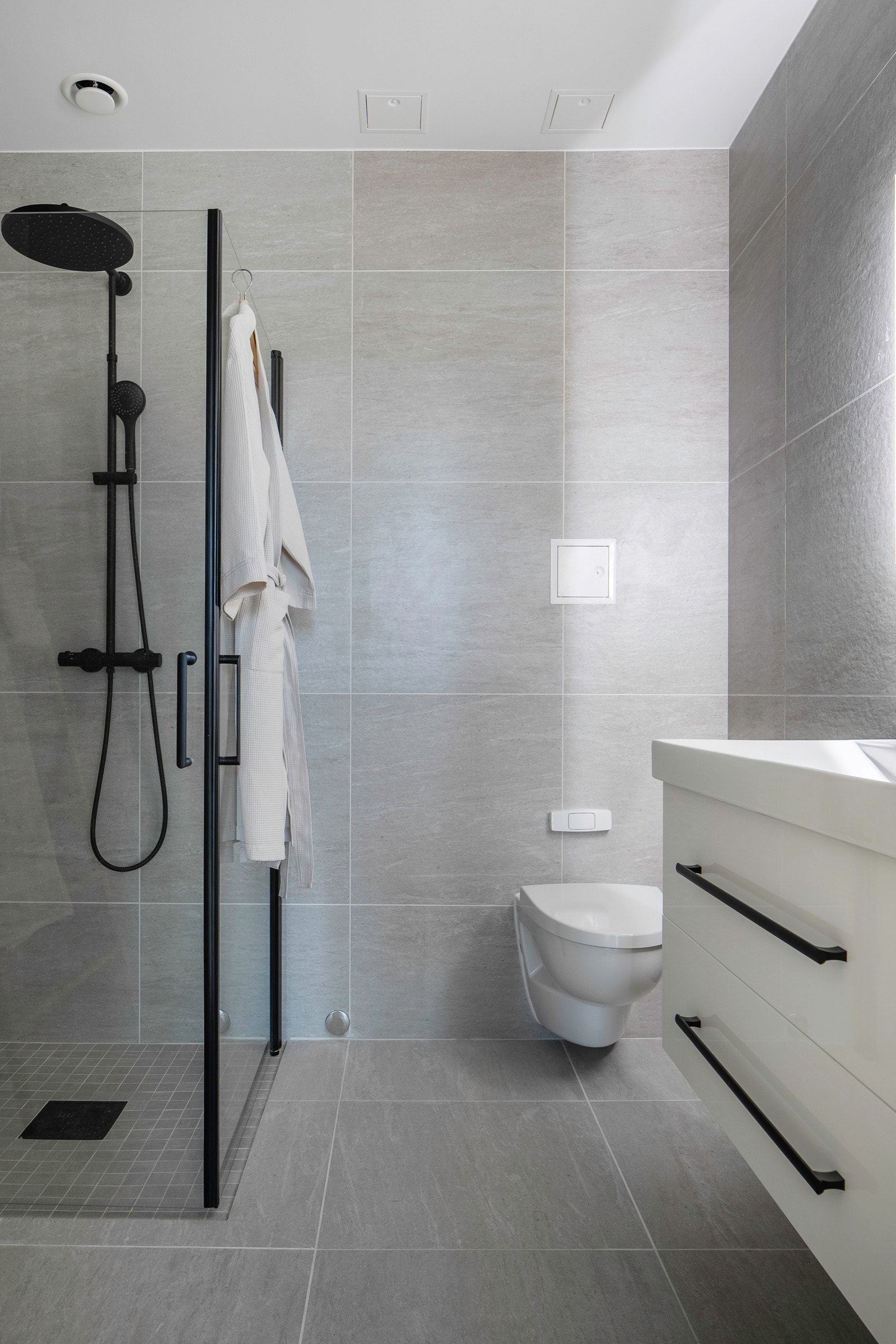 Toalettene er av type vakuum toalett som medfører redusert forbruk av vann og avløp. Galleribilde