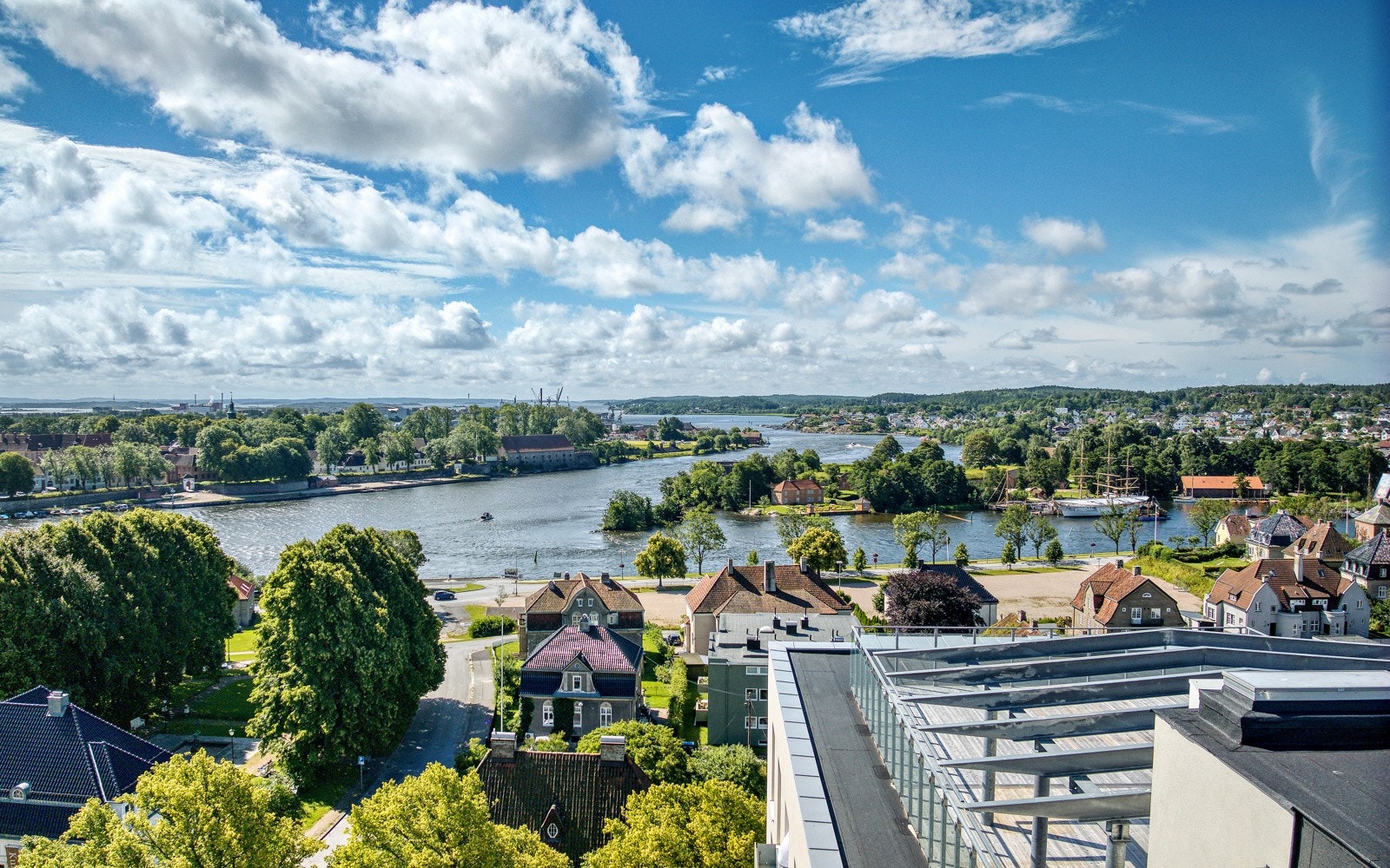 Cicignon Park ligger i den tradisjonelt sett beste bydelen i Fredrikstad - og kun en kort fergetur unna ligger Nord Europas best bevarte festningsby - Gamlebyen. Galleribilde