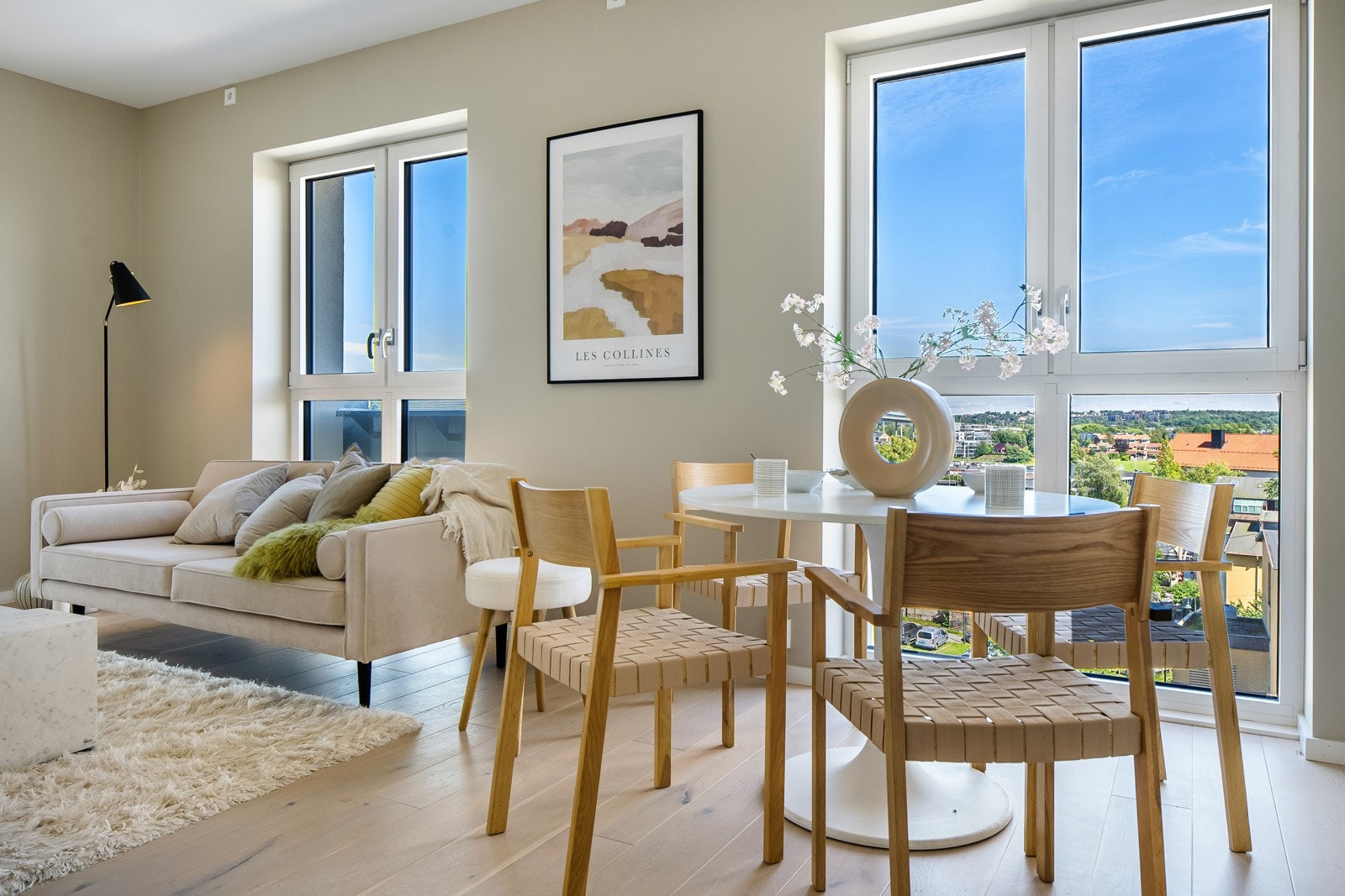 Vegger har malte, glatte overflater . Galleribilde