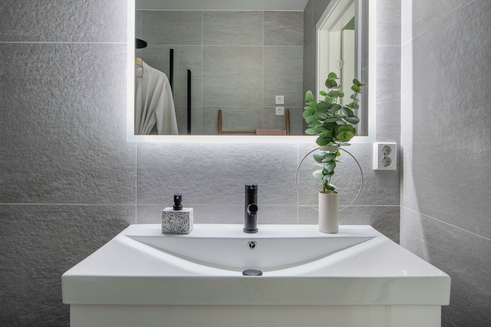 Bad leveres med dusjgarnityr, dusjvegg og servantinnredning. Vegghengt WC. Opplegg for vaskemaskin. Galleribilde