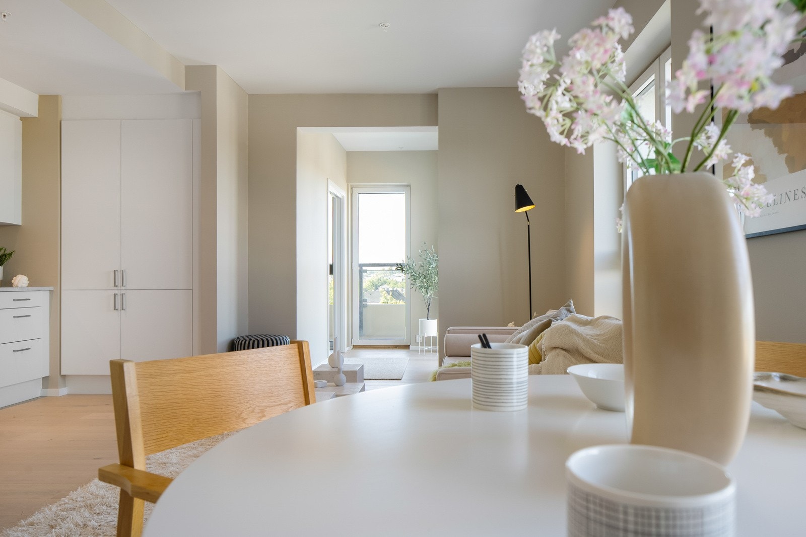 Tak har malte, glatte overflater med Downlights i enkelte soner. Galleribilde