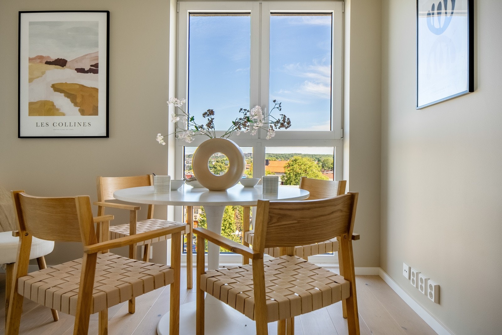 Store vinduer som gir mye lys og god romfølelse. Galleribilde