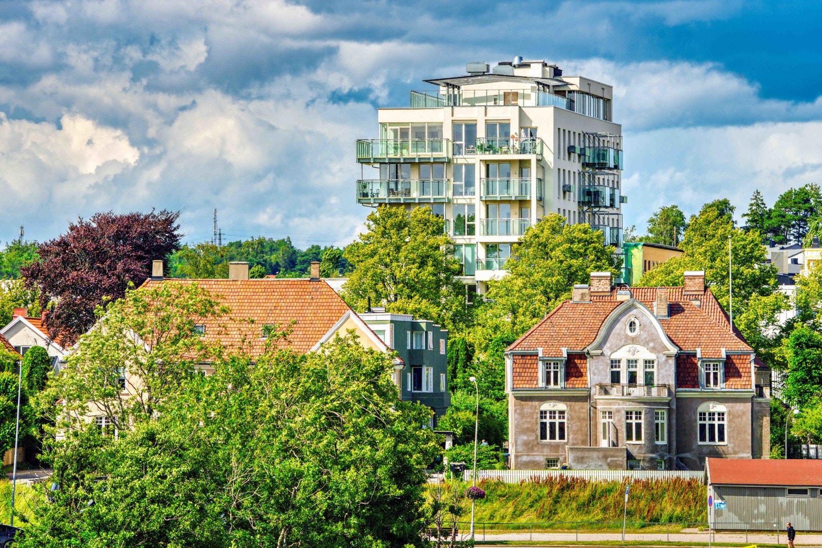 Bygget reiser seg majestetisk mellom herskapelige villaer og ærverdige boliger. Galleribilde