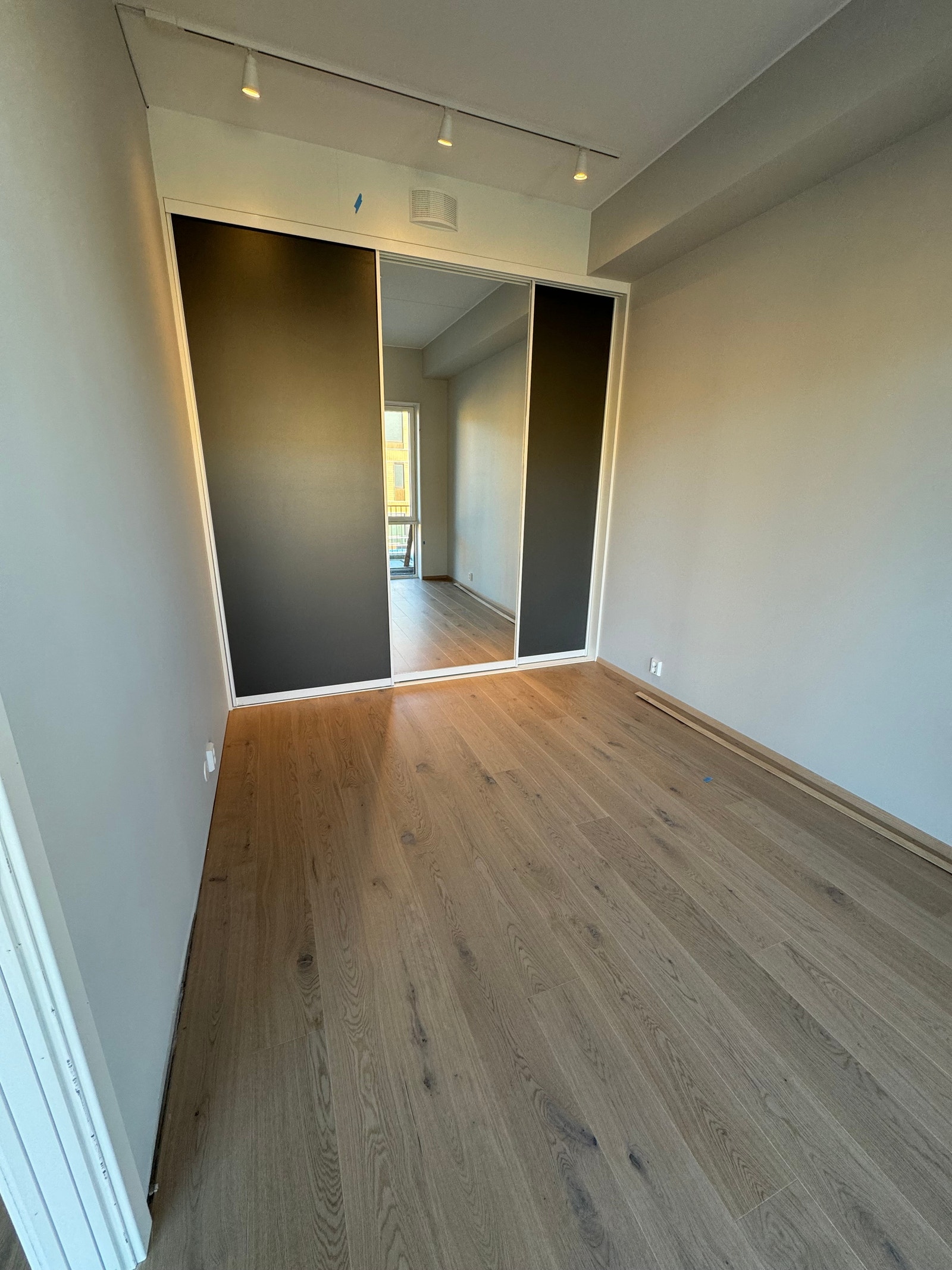 Soverom med garderobe Galleribilde