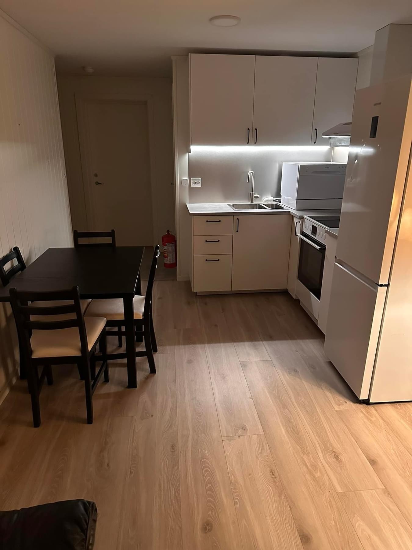 .kjøkken med kjøkken bord 3 stoler Galleribilde