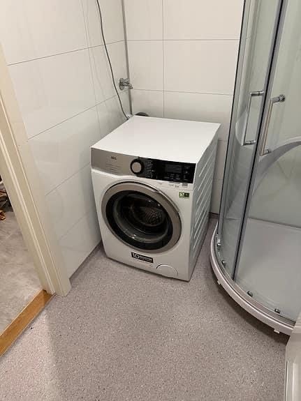 Bad med vaskemaskin Galleribilde