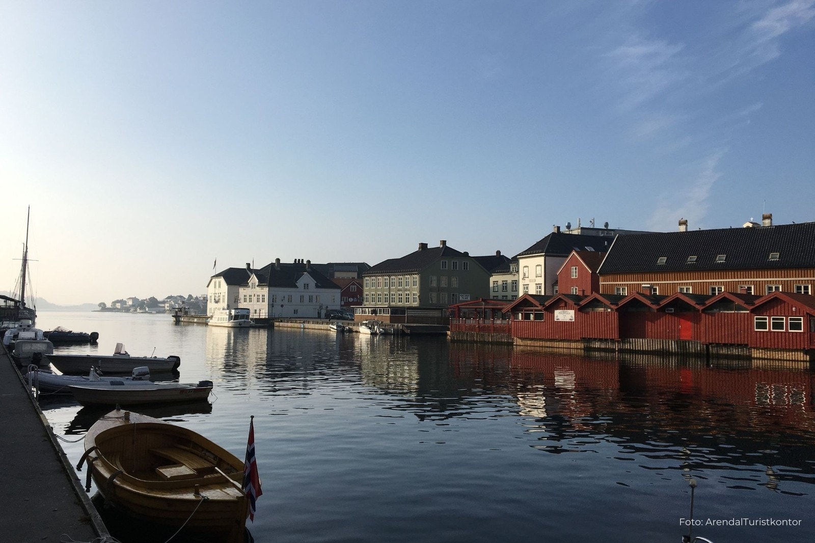 I hjertet av Arendal ligger Pollen med bl.a. restauranter, krabbebåt på sommeren og butikker. Galleribilde