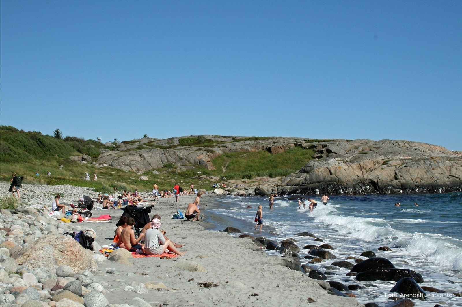 Tromøya er kjent for sine idylliske strender. Her ses Spornes stranda som er en del av Raet Nasjonalpark. Galleribilde