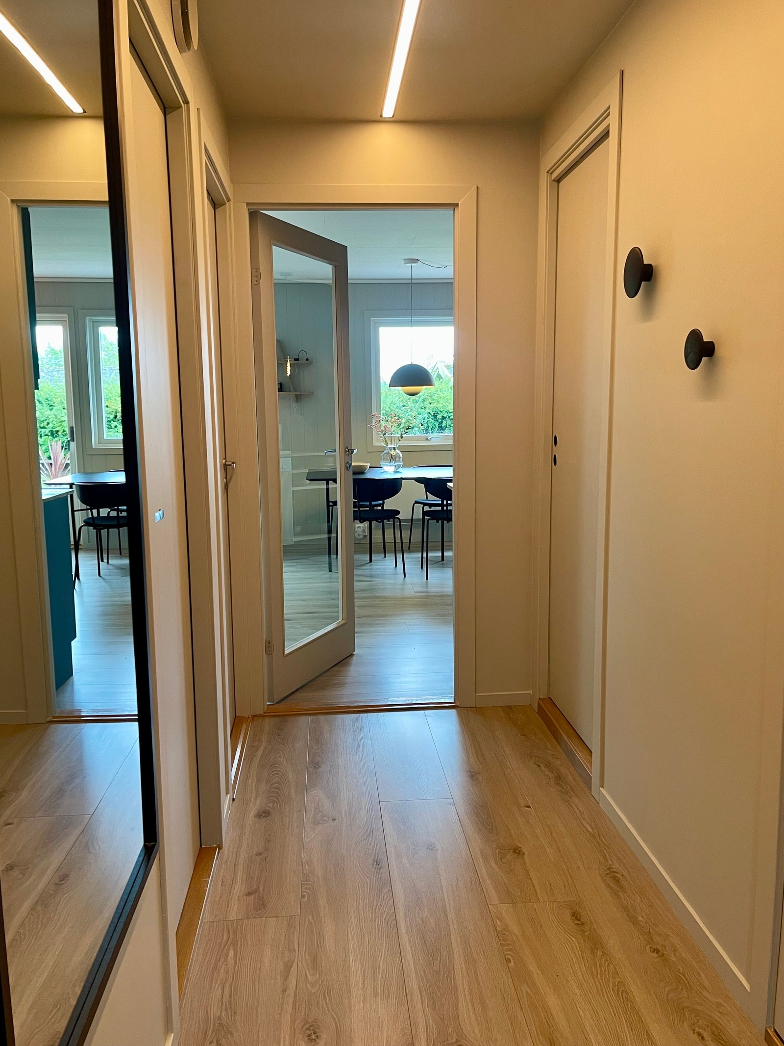 Entré/gang med dør inn til stove/kjøkken Galleribilde