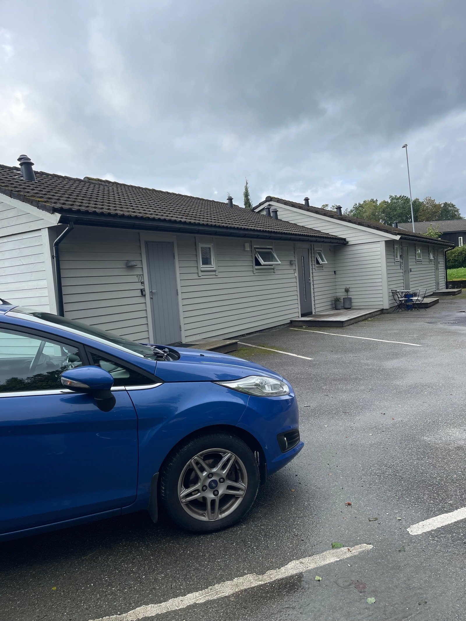 Eigen parkeringsplasser er oppmålt på siden av huset. Galleribilde