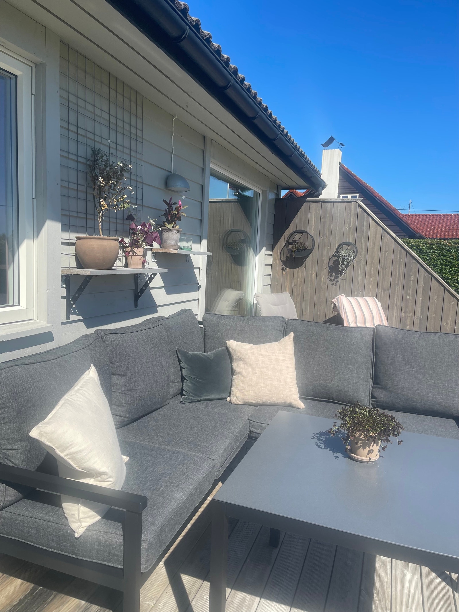 Terrasse med god plass til sittegruppe, solstoler og grill Galleribilde