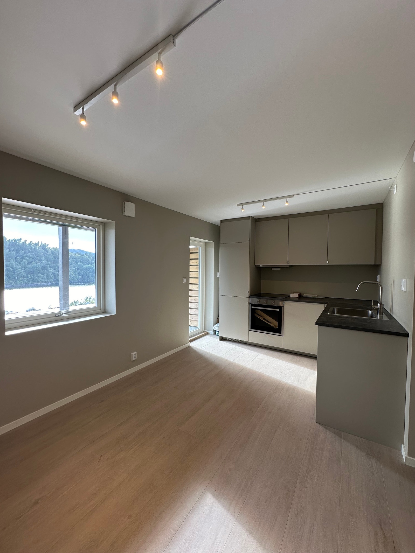 Åpen stue/ kjøkkenløsning. IKEA kjøkkeninnredning med integrerte hvitevarer. Altandør ut til solrik og romslig terrasse. Galleribilde