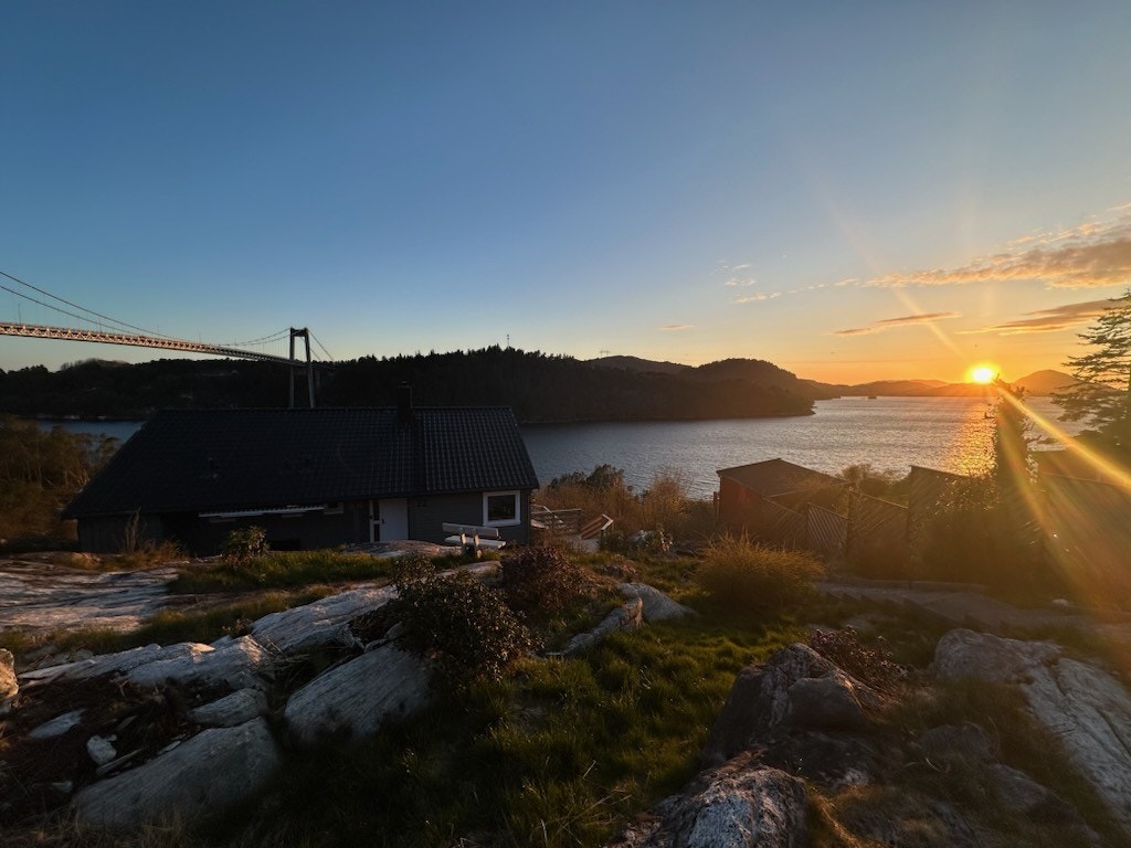 Det er kort gangavstand til Knarvik AMFI, Hurtigbåtkai (18 min til Bergen) med mer. Galleribilde